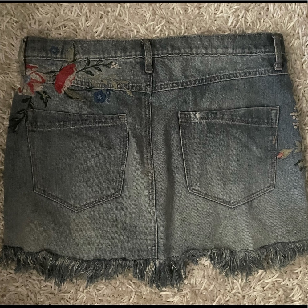 EXPRESS•EMBROIDERED FLORAL FRAY HEM JEAN SKIRT - Picture 6 of 8
